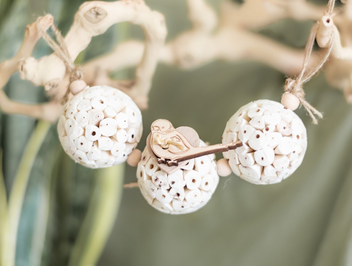 Triple Round Hollow Ball Hanging Gnaw Garland with Carved Bird Ornament